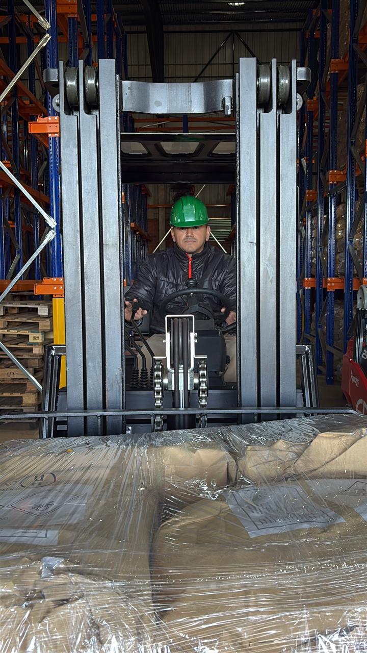 Operador de empilhadeira preparando carga no complexo Ñemity